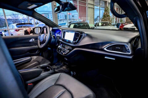 2025 Chrysler Pacifica Select