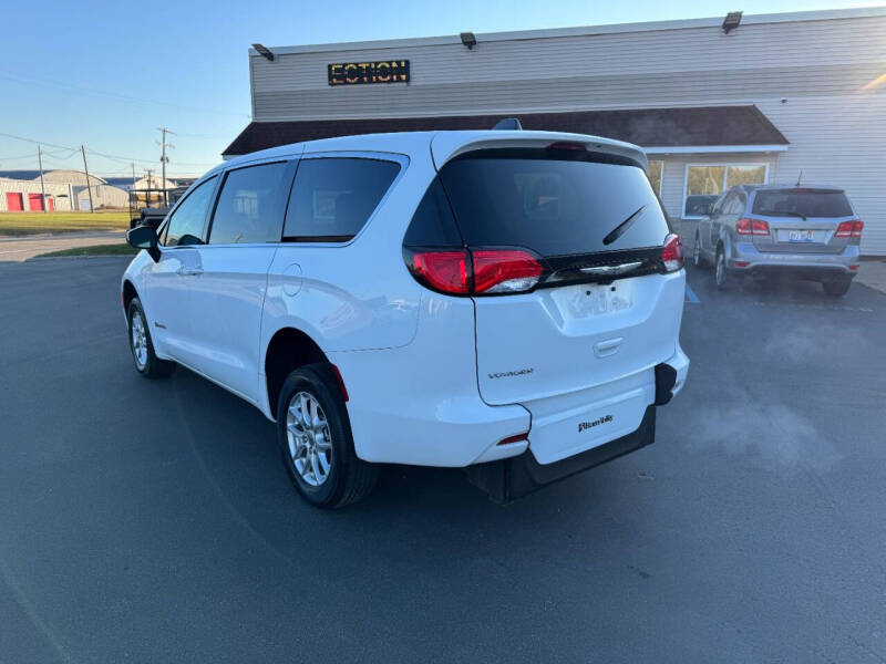 2022 Chrysler Voyager LX