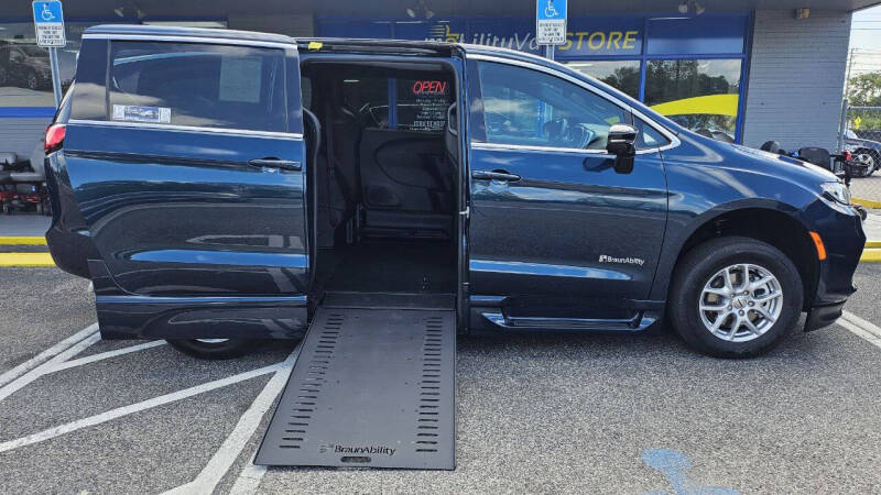 2025 Chrysler Pacifica Select