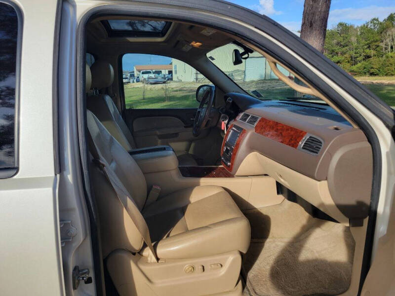 2014 Chevrolet Suburban LTZ photo 12