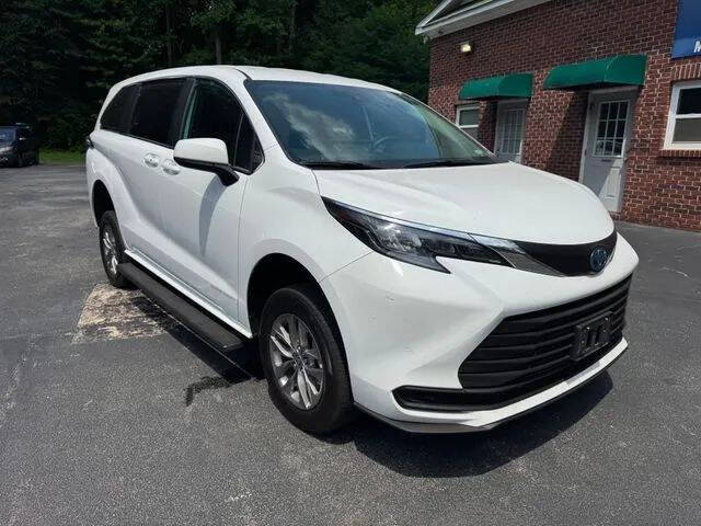 2025 Toyota Sienna LE 8-Passenger