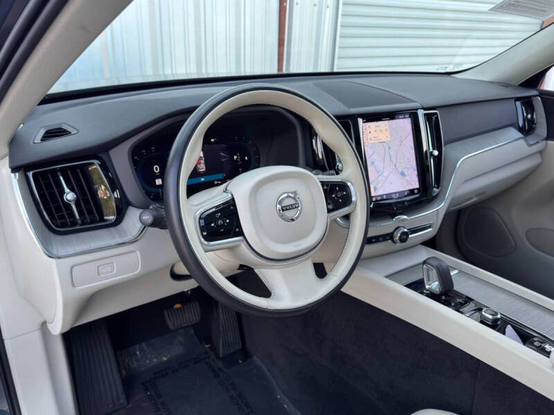 2023 Volvo XC60 B5 Plus Bright Theme