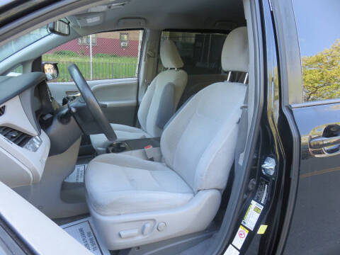 2018 Toyota Sienna LE Mobility 7-Passenger
