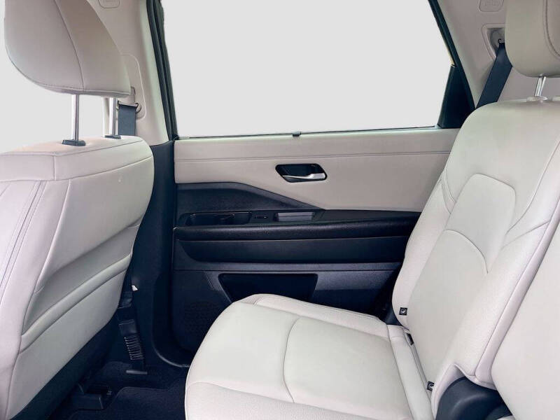 2025 Nissan Pathfinder SL