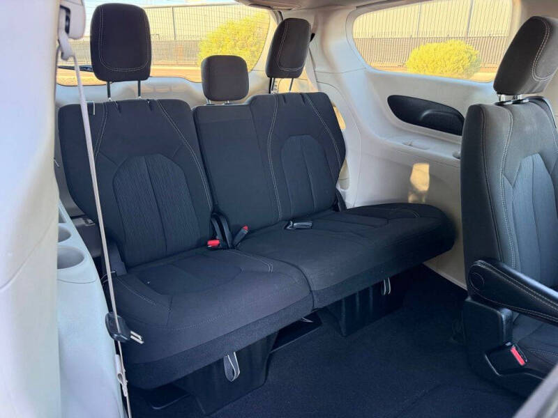 2023 Chrysler Voyager LX