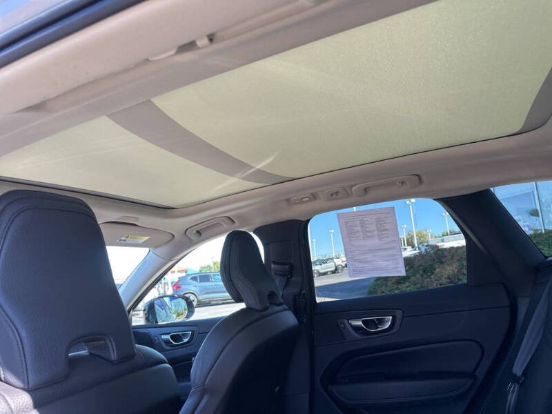 2023 Volvo XC60 B5 Plus Dark Theme