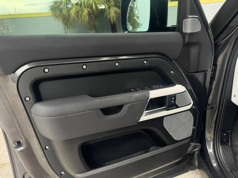 2023 Land Rover Defender 130 SE