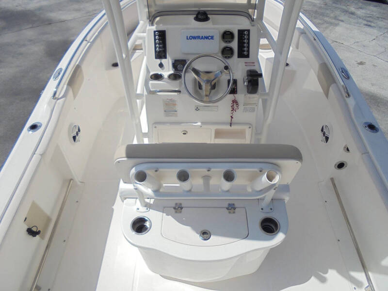 2017 Robalo R222