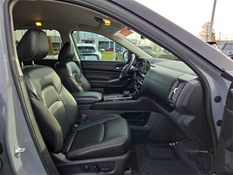 2023 Nissan Pathfinder SL