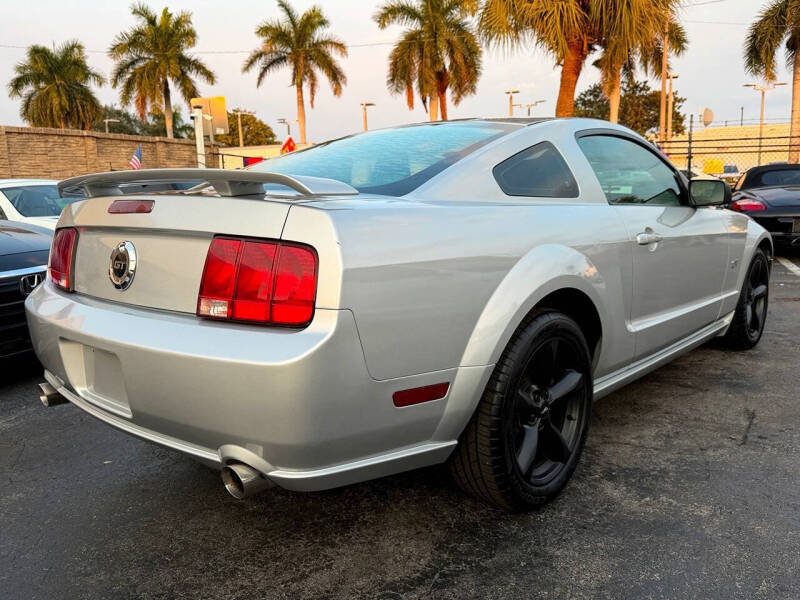 2005 Ford Mustang GT Deluxe