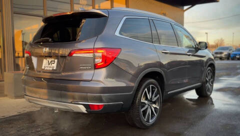 2021 Honda Pilot Touring w/Rear Captain's Chairs