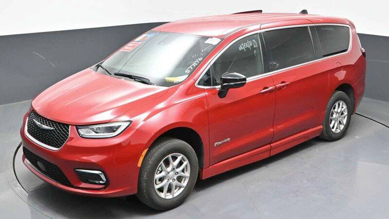 2025 Chrysler Pacifica Select