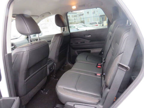 2025 Nissan Pathfinder SL