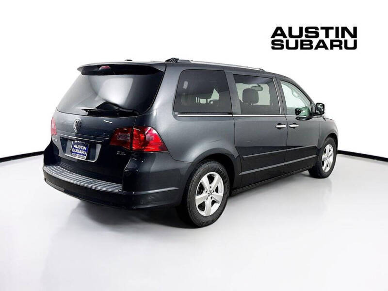 2011 Volkswagen Routan SEL Premium