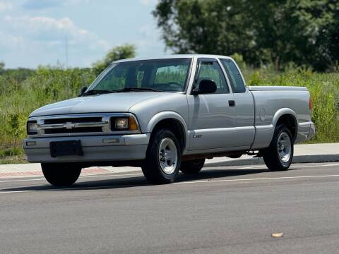1997 Chevrolet S-10 for sale at OVERDRIVE AUTO SALES, LLC. in Clarksville IN