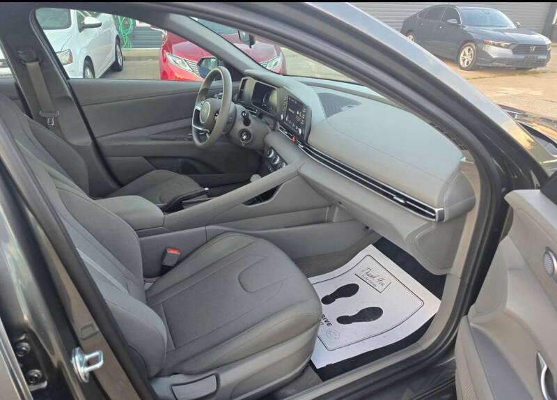 2025 Hyundai Elantra SE