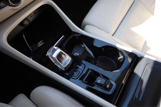 2023 Volvo XC40 B5 Ultimate Bright Theme