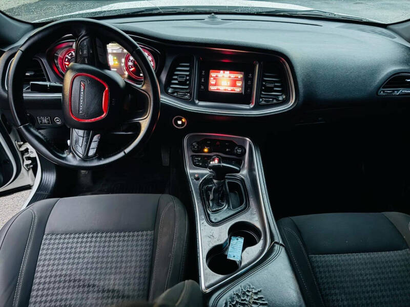 2016 Dodge Challenger SXT photo 7