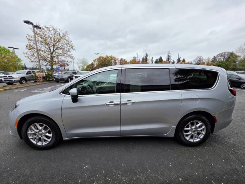 2022 Chrysler Voyager LX