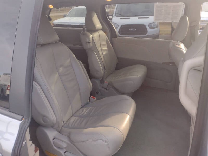 2014 Toyota Sienna XLE photo 17