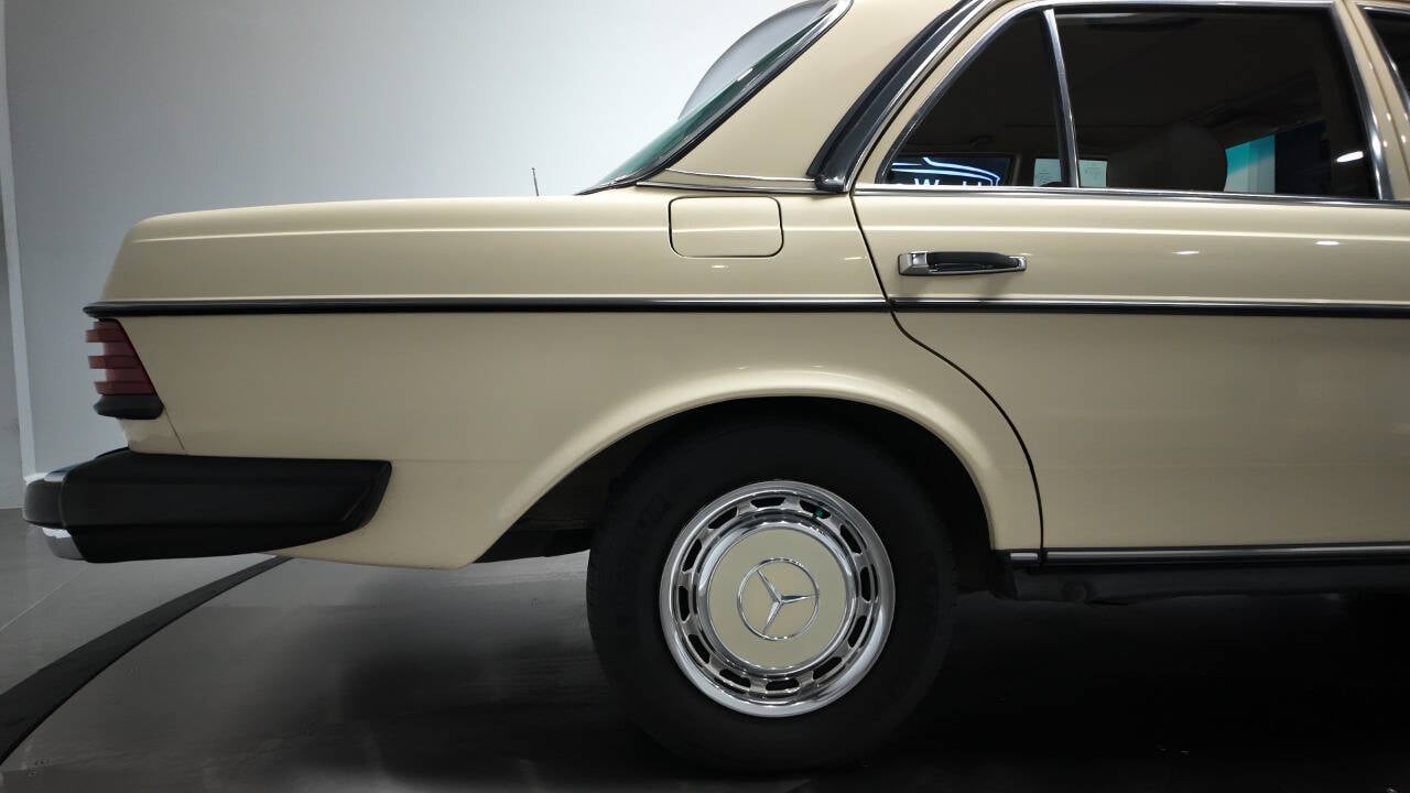 1983 Mercedes-Benz 240-Class 28
