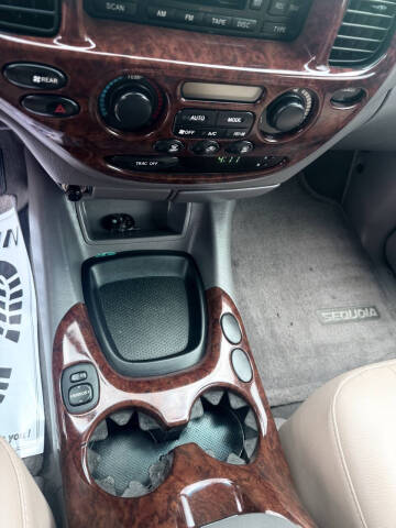 2004 Toyota Sequoia SR5