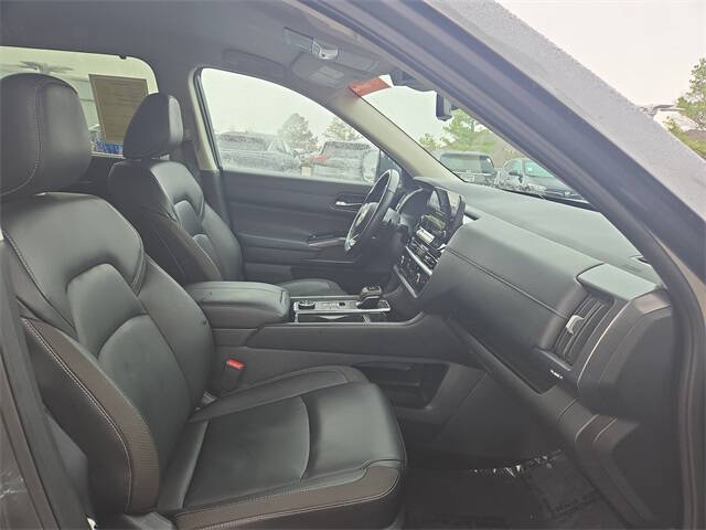 2025 Nissan Pathfinder SL