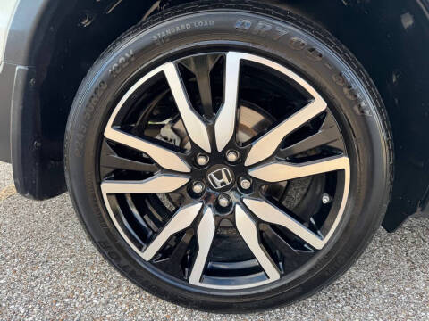 2019 Honda Pilot Touring w/Rear Captain's Chairs