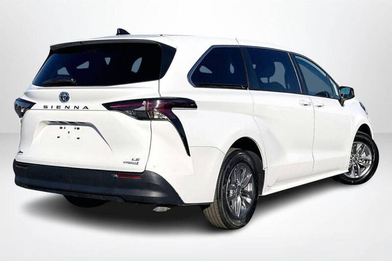 2024 Toyota Sienna LE 8-Passenger