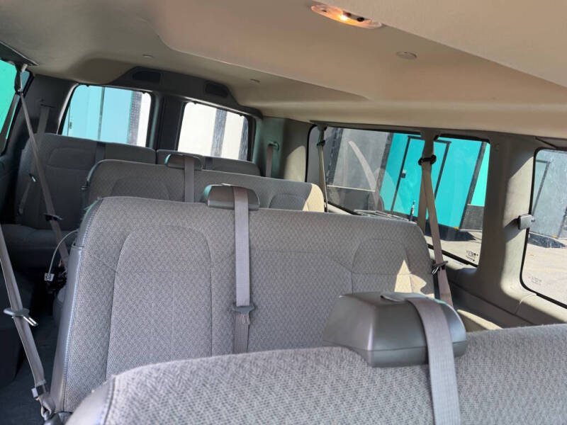 2025 Chevrolet Express Passenger LT - Photo 12