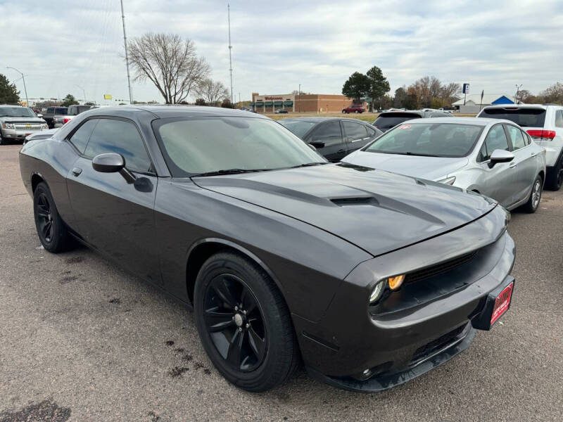 2017 Dodge Challenger SXT photo 2