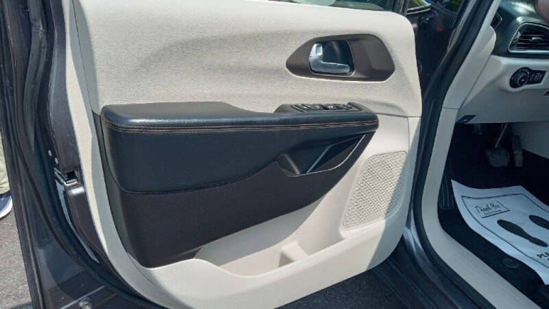 2017 Chrysler Pacifica Touring-L