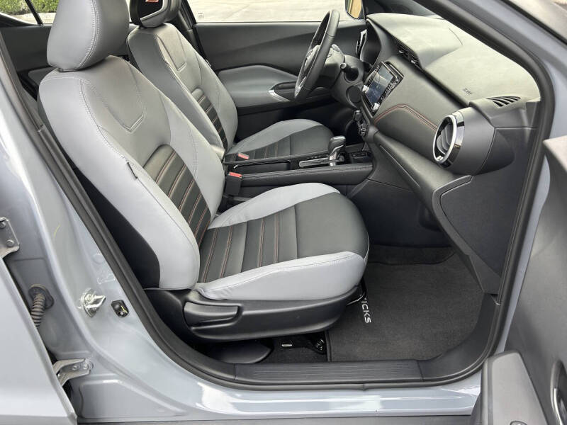 2023 Nissan Kicks SR