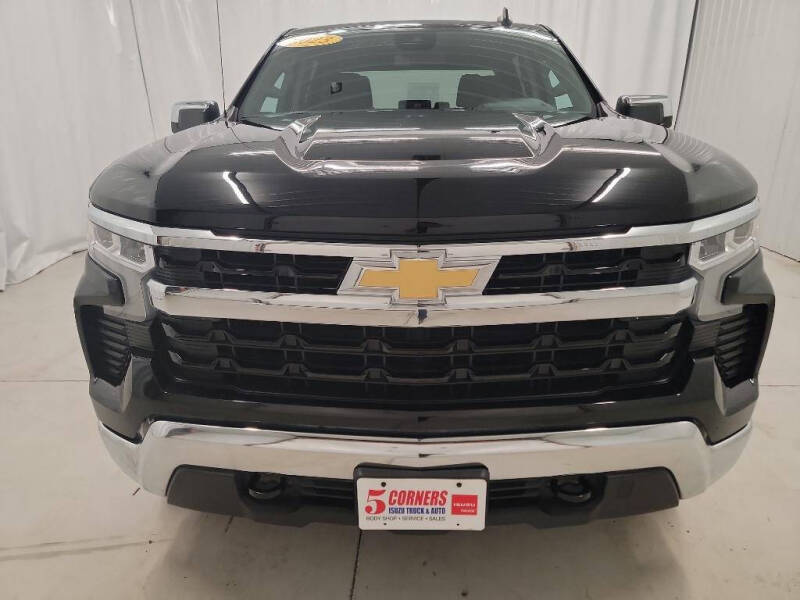 Used 2023 Chevrolet Silverado 1500 LT with VIN 2GCUDDED7P1141638 for sale in Cedarburg, WI