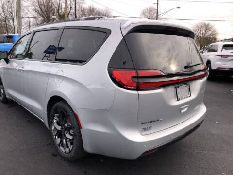 2026 Chrysler Pacifica Select