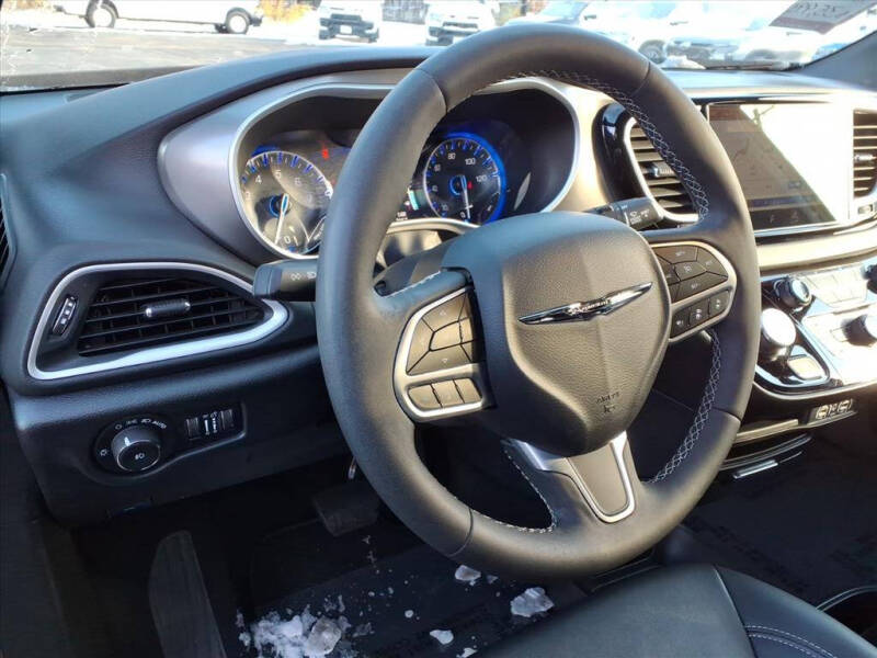 2025 Chrysler Pacifica Select