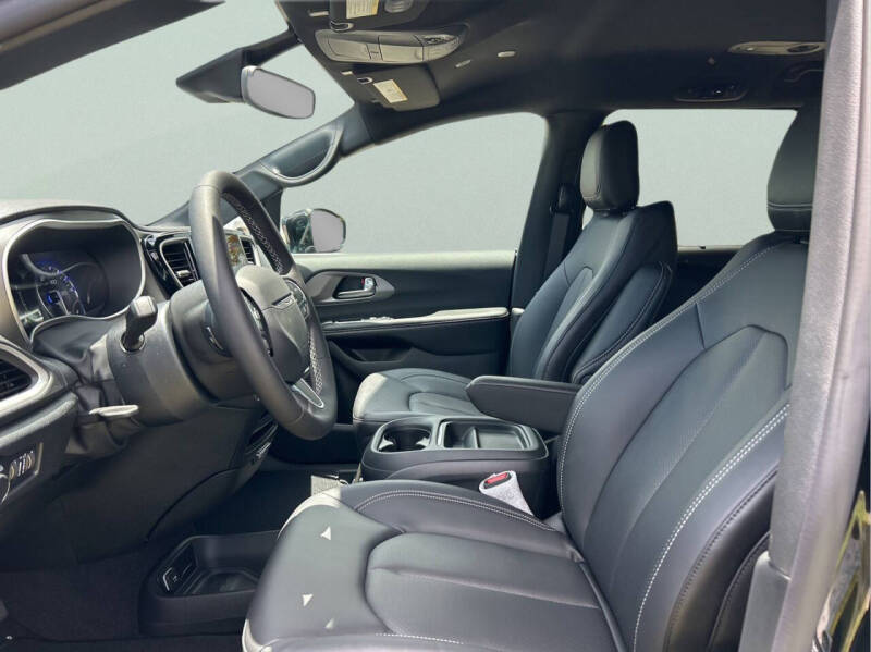 2027 Chrysler Pacifica Select