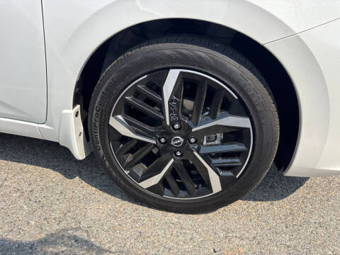 2025 Nissan Versa SR