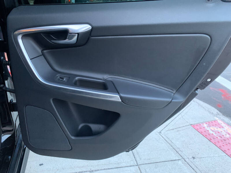 2016 Volvo XC60 T6 Drive-E R-Design