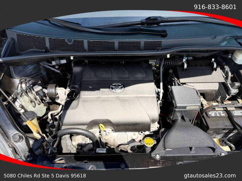 2013 Toyota Sienna SE 8-Passenger