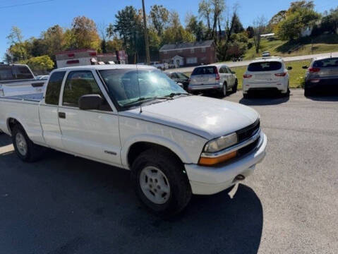 2000 Chevrolet S-10 LS Wide Stance