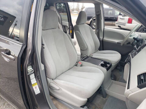 2013 Toyota Sienna LE 7-Passenger