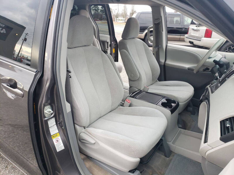 2013 Toyota Sienna LE 7-Passenger