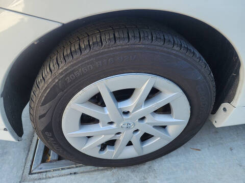 2014 Toyota Prius v Two