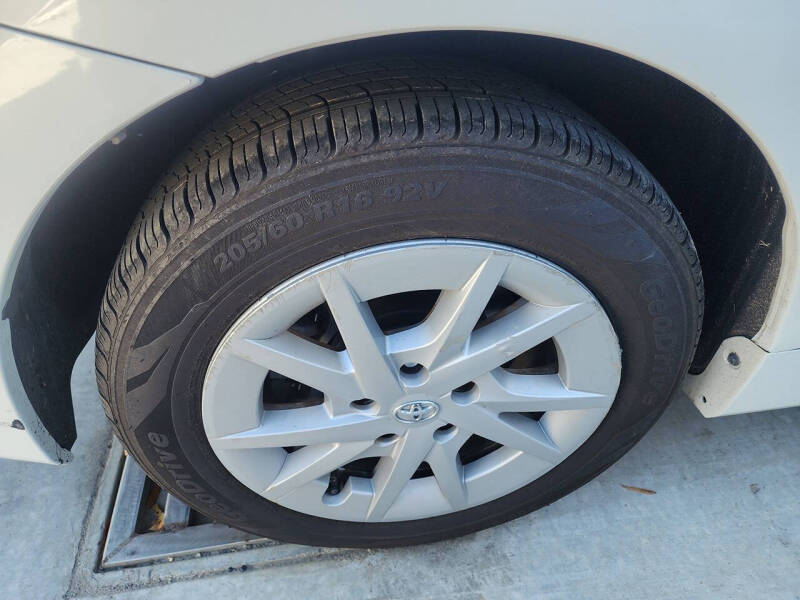 2014 Toyota Prius v Two