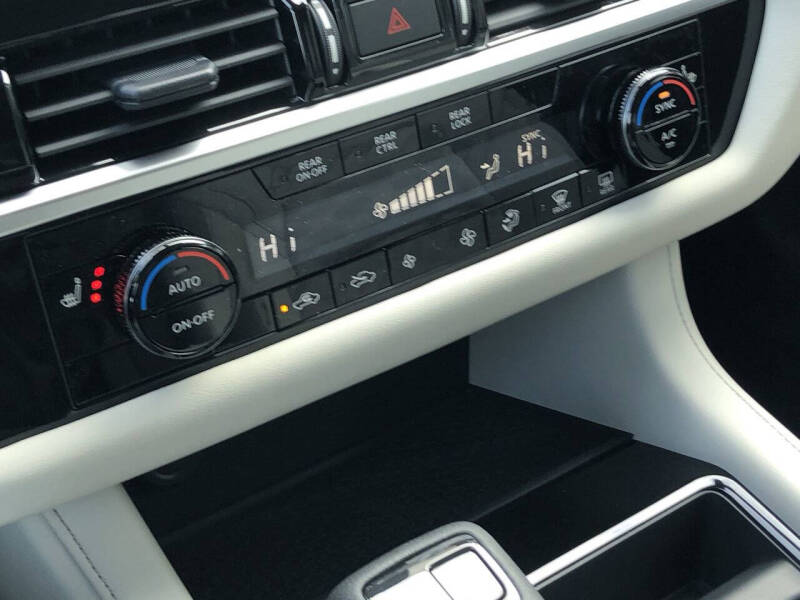 2025 Nissan Pathfinder SV