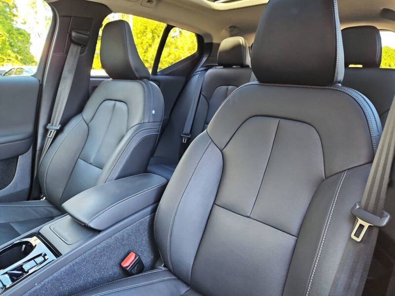 2024 Volvo XC40 B5 Plus Dark Theme