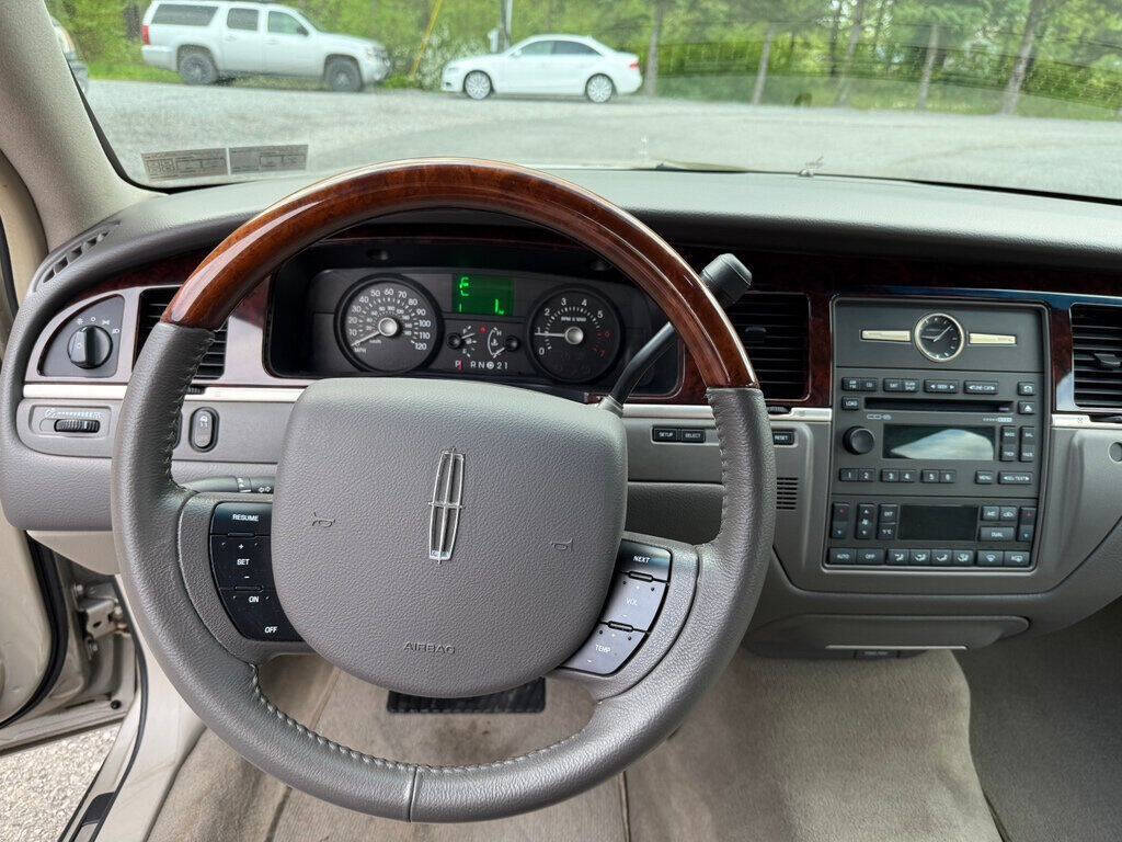 2010 Lincoln Town Car 23
