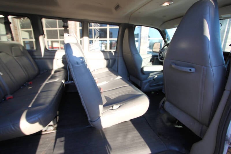 2020 GMC Savana Passenger LS photo 41