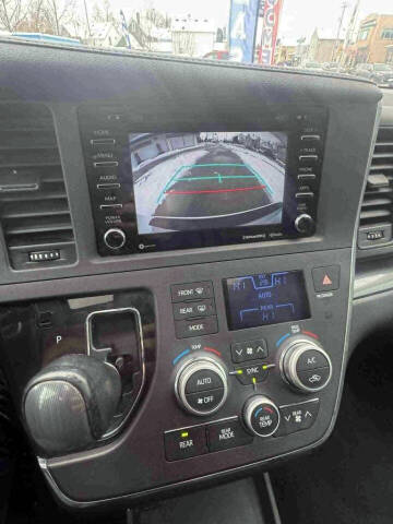 2018 Toyota Sienna SE Premium 8-Passenger